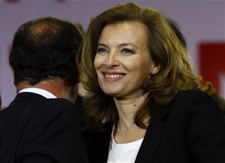 Valérie Trierweilerová,  Francois Hollande je otoený zády