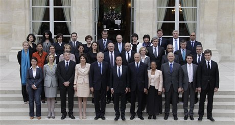 Nová francouzská vláda. Francois Hollande dole uprosted.