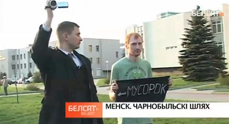 Aktivista Ivan Omelenko se postavil s nápisem 'chlupatej' vedle policisty v civilu.
