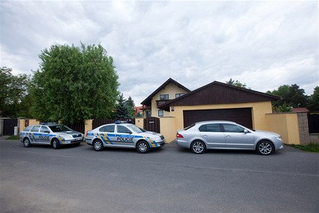 Policejní vozy a stíbrný superb, který údajn patí Rathovi, stáli v úterý ped domem v Rudné u Prahy, kde bydlí Pancová s Kottem. Uvnit probíhala domovní prohlídka.