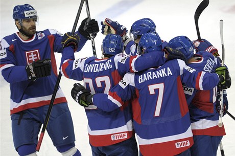 Sloventí hokejisté oslavují branku