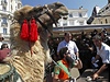 Sacha Baron Cohen se projel po Cannes na velbloudovi 