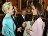 Vévodkyn z Cambridge Kate vede pátelský rozhovor s monackou princeznou Charlene