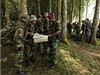 Indonéstí vojáci drí mapu a lokalizují místo pádu letadla