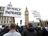 Brittí policisté pochodují centrem Londýna na protest proti penzijním reformám