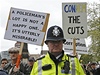 Londýnský policista dohlíí na své kolegy pi pochodu proti niím mzdám a penzijní reform 10. kvtna 2012