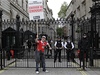 Britský policista drí transparent proti niím mzdám a penzijní reform 10. kvtna 2012