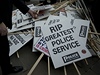 Transparenty britských policist demonstrujících proti niím mzdám a penzijní reform