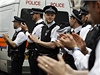 Londýntí policisté, kteí museli zstat ve slub, tleskají svým kolegm, kteí Londýnem pochodovali proti niím mzdám a penzijní reform