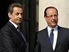 Nicolas Sarkozy a Francois Holland ped Elysejským palácem. 