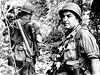 Horst Faas pochoduje s americkými vojáky v jiním Vietnamu.