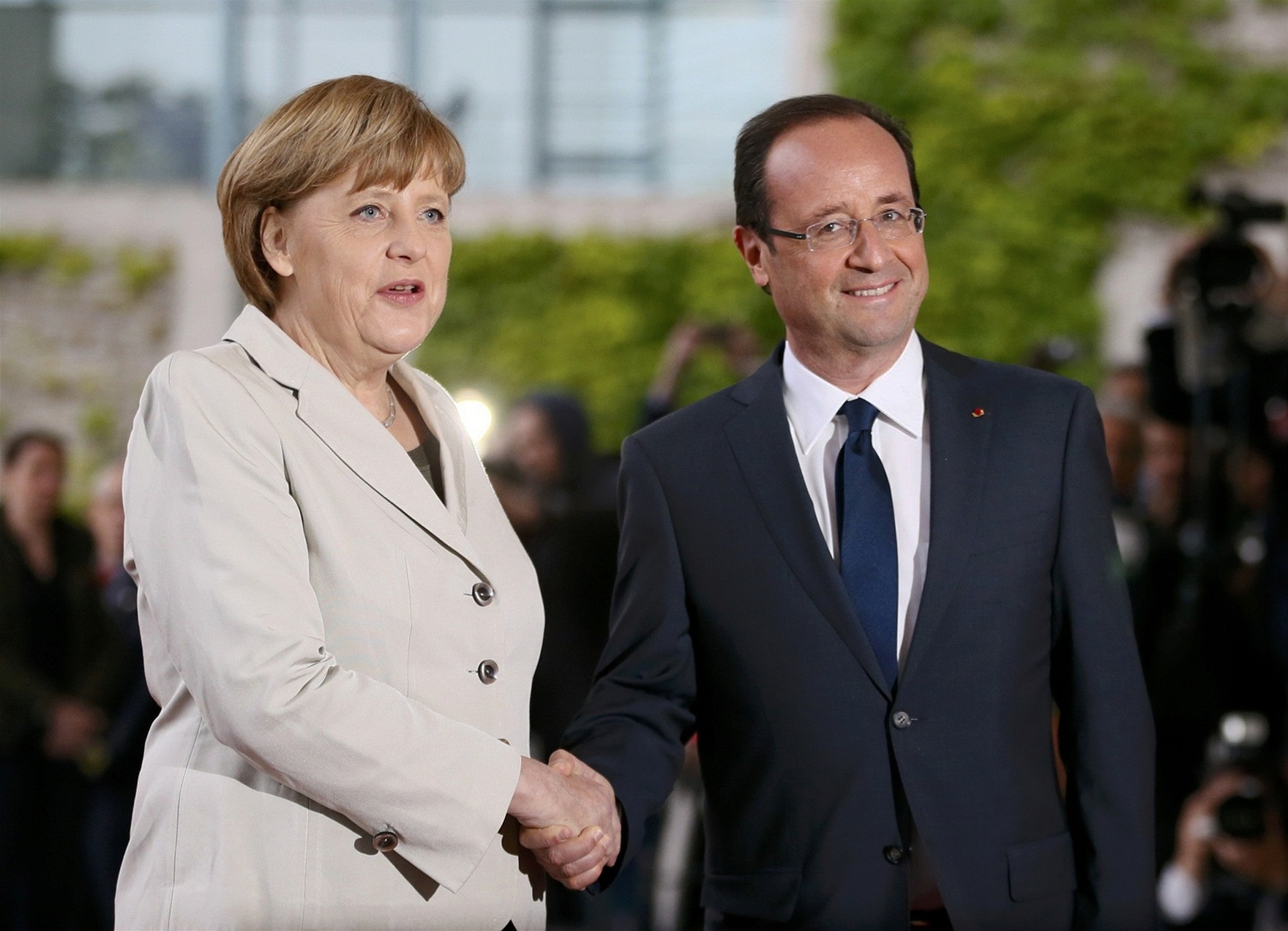 Merkelová a Hollande p�i prvním setkání