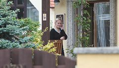 Po dobu domovní prohlídky v dom Pancové se na terase stídalo zhruba deset osob.