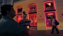 Nevstinec v ulici Ve Smekách, kde se prostitutky nabízejí pímo ve výlohách
