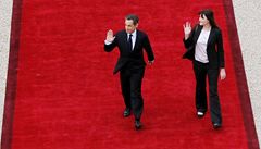 Nicolas Sarkozy se enou Carlou Bruniovou opoutí Elysejský palác.