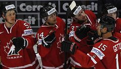 Kanadský hokejista Ryan Getzlaf pijímá gratulace od spoluhrá na stídace
