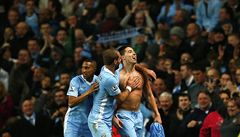 Fotbalista Manchesteru City Samir Nasri (vpravo) slaví gól