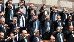 Řečtí neonacisté poprvé v parlamentu. Ostatní poslanci se jich štítí