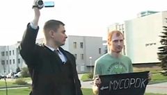 Aktivista Ivan Omelenko se postavil s nápisem 'chlupatej' vedle policisty v civilu.