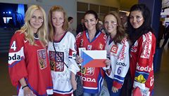 �eské obránce podpo�ily v hledi�ti také jejich partnerky. Zleva So�a Bla�áková, p�ítelkyn� Jakuba Nakládala Andrea, p�ítelkyn� Luká�e Krají�ka Tereza, Michaela Moj�í�ová a Petra �áslavová. 