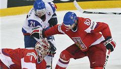 Zleva �eský branká� Jakub Ková�, úto�ník Slovenska Libor Hudá�ek a obránce Jakub Nakládal. 