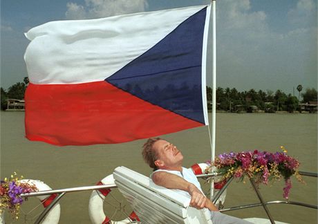 Na snímku Igora Zehla se prezident Václav Havel sluní na palub lodi cestou z Bangkoku v únoru 1994.