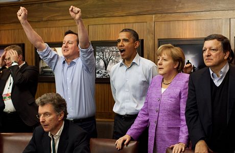 Merkelová, Cameron a Obama sledovali na G8 finále Ligy mistr 