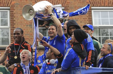 Radost fotbalist Chelsea z triumfu v Lize mistr, trofej drí Frank Lampard