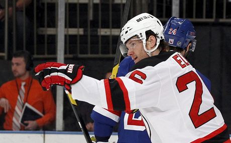 eský hokejista New Jersey Devils Patrik Eliá se raduje z gólu