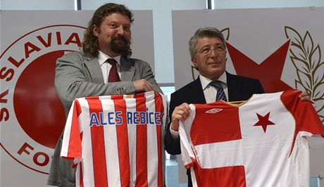Kvten 2012: Prezident Slavie Ale ebíek (vlevo) a prezident klubu Atlético Madrid Enrique Cerezo Torres