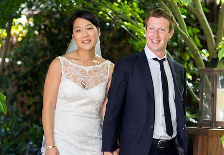 Mark Zuckerberg se v sobotu oenil, vzal si svou dlouholetou pítelkyni Priscillu Chanovou. 