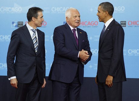 Prezident Vácalv Klaus s generálním tajemníkem NATO Andersem Fogh Rasmussenem (vlevo) a Barackem Obamou po příjezdu do Chicaga
