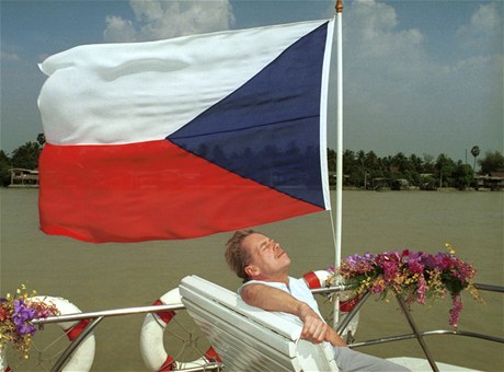 Na snímku Igora Zehla se prezident Václav Havel sluní na palub lodi cestou z Bangkoku v únoru 1994.