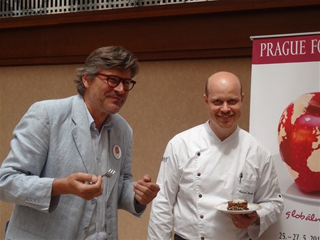 Zakladatel a organizátor Prague Food Festivalu Pavel Maurer s michelinským éfkuchaem Romanem Paulusem.