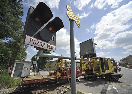 Na elezniním pejezdu v Teti na Jihlavsku se srazil autobus s drání drezínou. Podle záchraná bylo zranno 20 lidí.