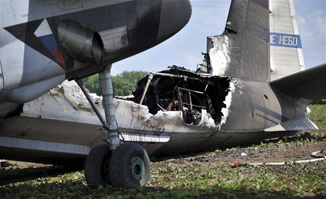 Havarovaný Antonov An-30 na áslavském vojenském letiti.