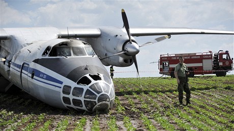 Havarovaný Antonov An-30 na áslavském vojenském letiti.