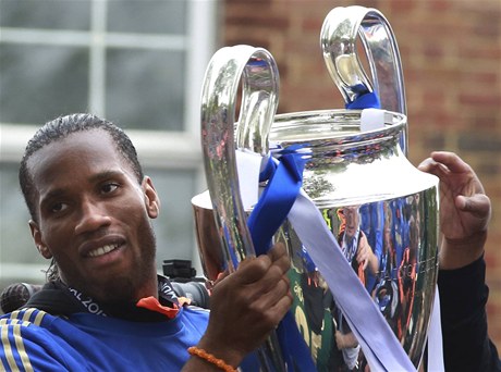 Fotbalista Pobeí slonoviny Didier Drogba s trofejí pro vítze Ligy mistr