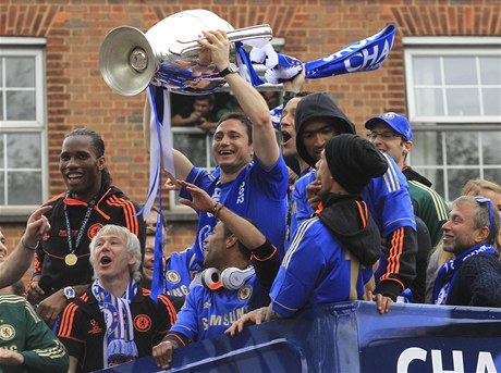 Radost fotbalist Chelsea z triumfu v Lize mistr, trofej drí Frank Lampard