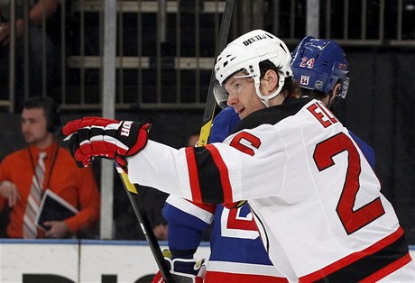 eský hokejista New Jersey Devils Patrik Eliá se raduje z gólu