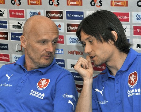 Trenér fotbalové reprezentace Michal Bílek a kapitán Tomá Rosický 
