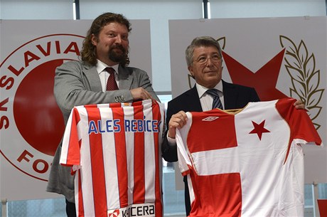 Kvten 2012: Prezident Slavie Ale ebíek (vlevo) a prezident klubu Atlético Madrid Enrique Cerezo Torres