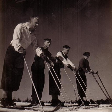 Jaroslav Kozlík vede žáky na lyžařském kurzu.