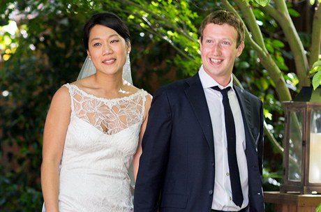 Mark Zuckerberg se v sobotu oenil, vzal si svou dlouholetou pítelkyni Priscillu Chanovou. 