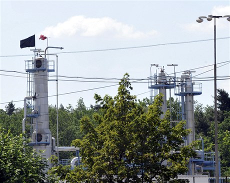Petrochemický holding Unipetrol v pardubické rafinerii Paramo zastavil zpracování ropy. Píinou je nízká poptávka po pohonných hmotách.
