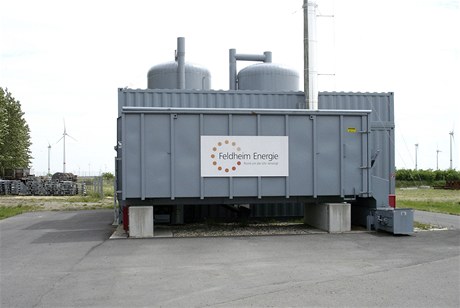 Feldheim je zatím jediná obec v Nmecku, která získává vechnu energii z obnovitelných zdroj. Na snímku je továrna na biomasu.  