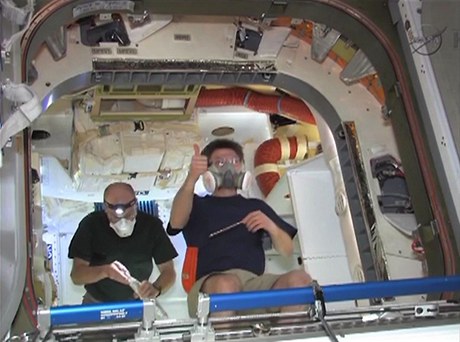 Astronauti z Mezinárodní vesmírné stanice (ISS) se poprvé podívali do útrob nákladního modulu Dragon