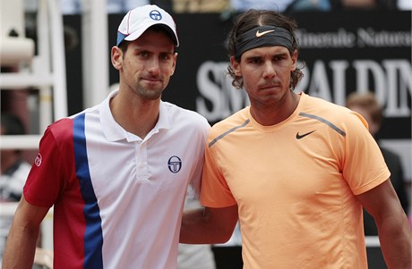 Novak Djokovi (vlevo) a Rafael Nadal