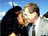 Na snímku Stanislava Peky se Václav Havel vítá maorským pozdravem s maorskou dívkou na Novém Zélandu v dubnu 1995. 