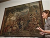 Kurátorka Andrea Bezinová pi odhalení restaurované vzácné tapiserie Kimónova bitva z 18. století